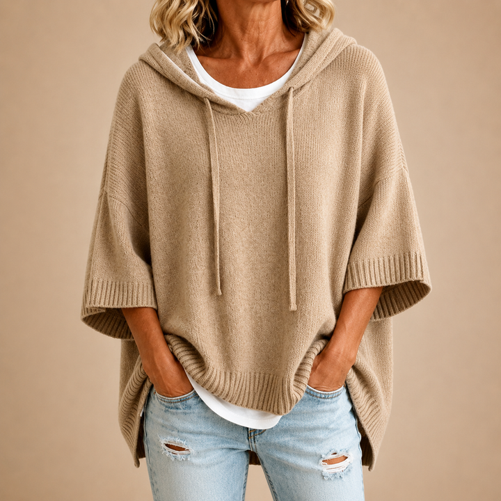 Oriana | Poncho lavorato a maglia con cappuccio e maniche a tre quarti
